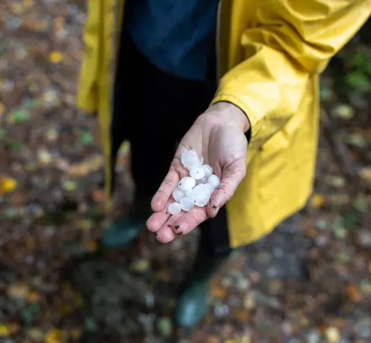 frau-mit-hagelkoerner-in-der-hand