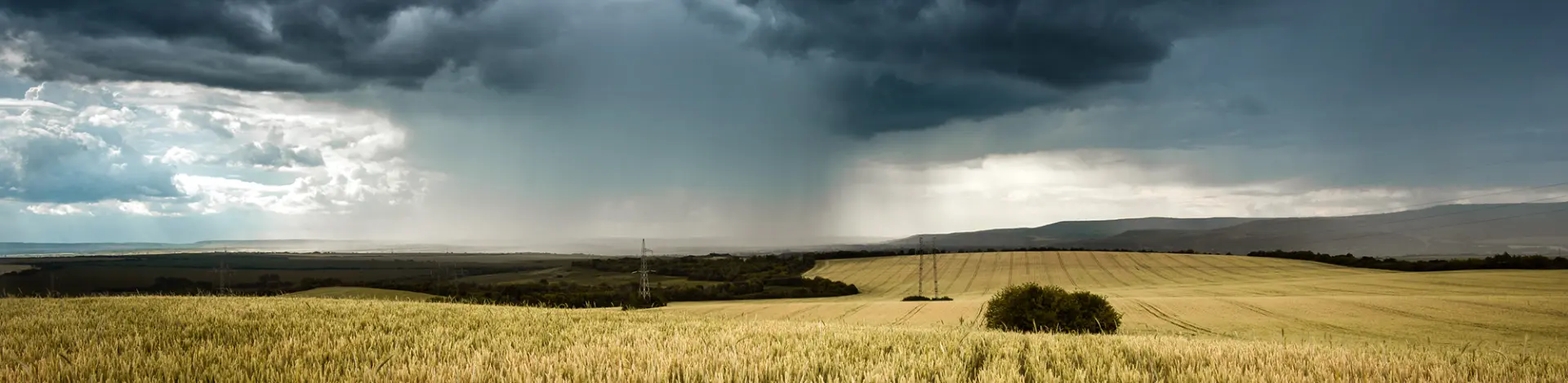 landschaftsbild-dunkle-wolken