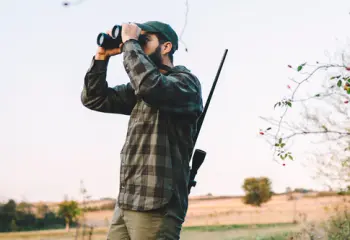 Jäger mit Fernglas in der Natur