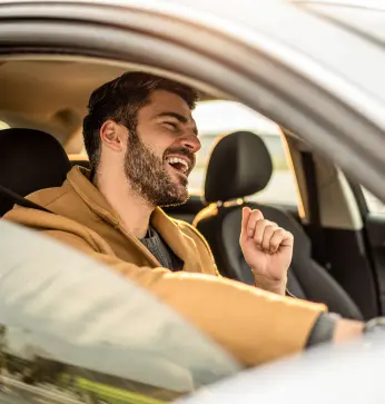 Mann singt im Auto