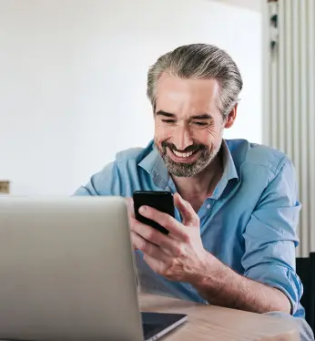 Mann sitzt vor Laptop