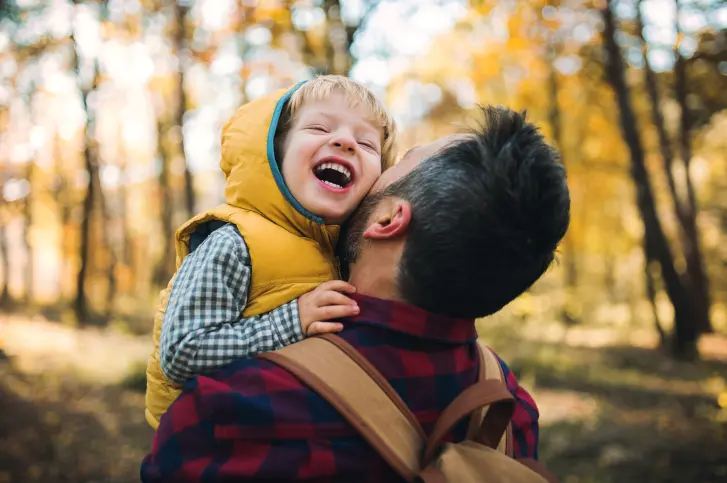 Vater und Junge in Natur