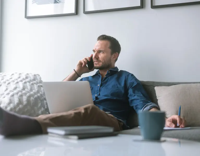 Mann arbeitet und telefoniert von Zuhause