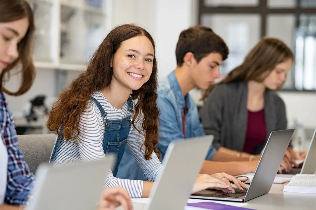 Schüler mit Laptops