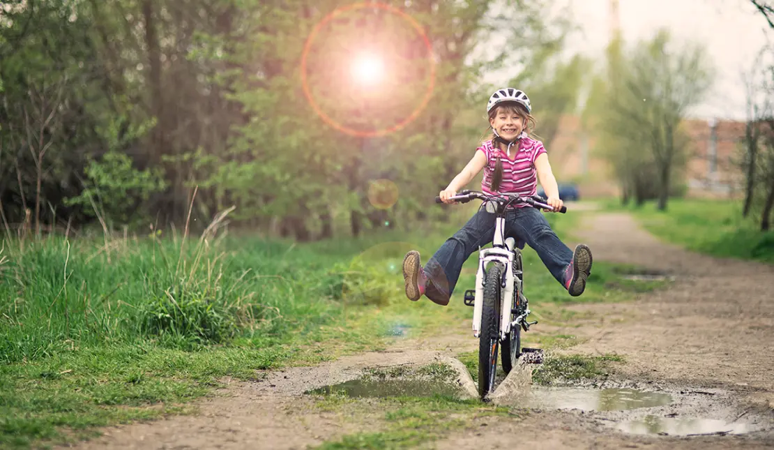 Mädchen radfahrend Unfallschutz Kinder und Schüler 